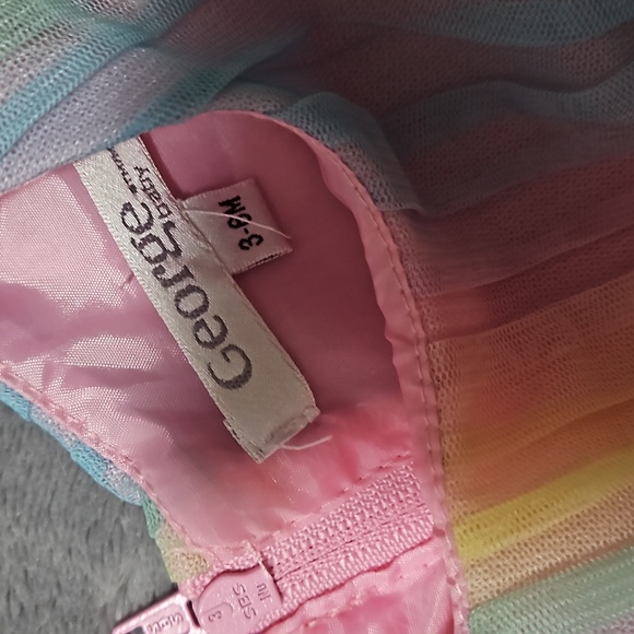 Bundle of 2 Adorable 3-6 Month Infant Dresses - Picture 10 of 10